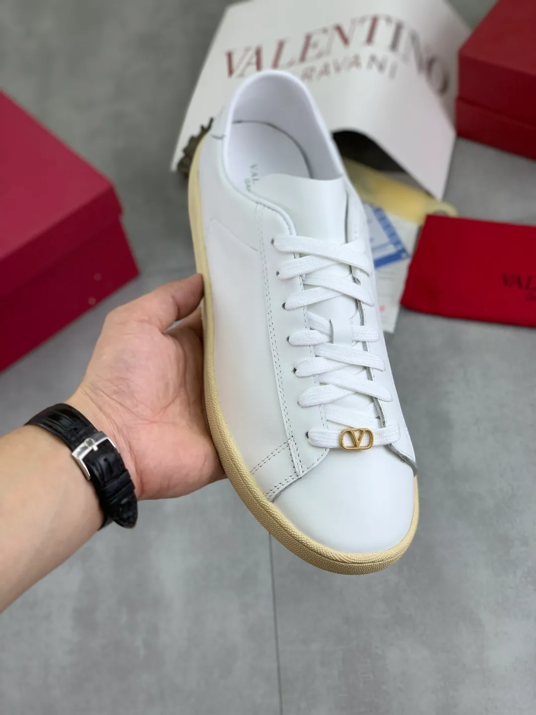Men's men's shoes 💰P520 New style 💰 Top version Valentino Valentino 25/ Royco series Cherry 🍒Couple style Casual sneakers White shoes Original purchase and development Production Classic and timeless low-top sneakers outline a lazy silhouette, supplemented by low-key and restrained brand details, evolved into a must-have item in the wardrobe, comfortable and versatile!  ✔️Fabric: Original customized first-layer cowhide ✔️Inner lining: Imported breathable sheep lining ✔️Sole: Original molded anti-slip rubber material ✔️Size: 38-45